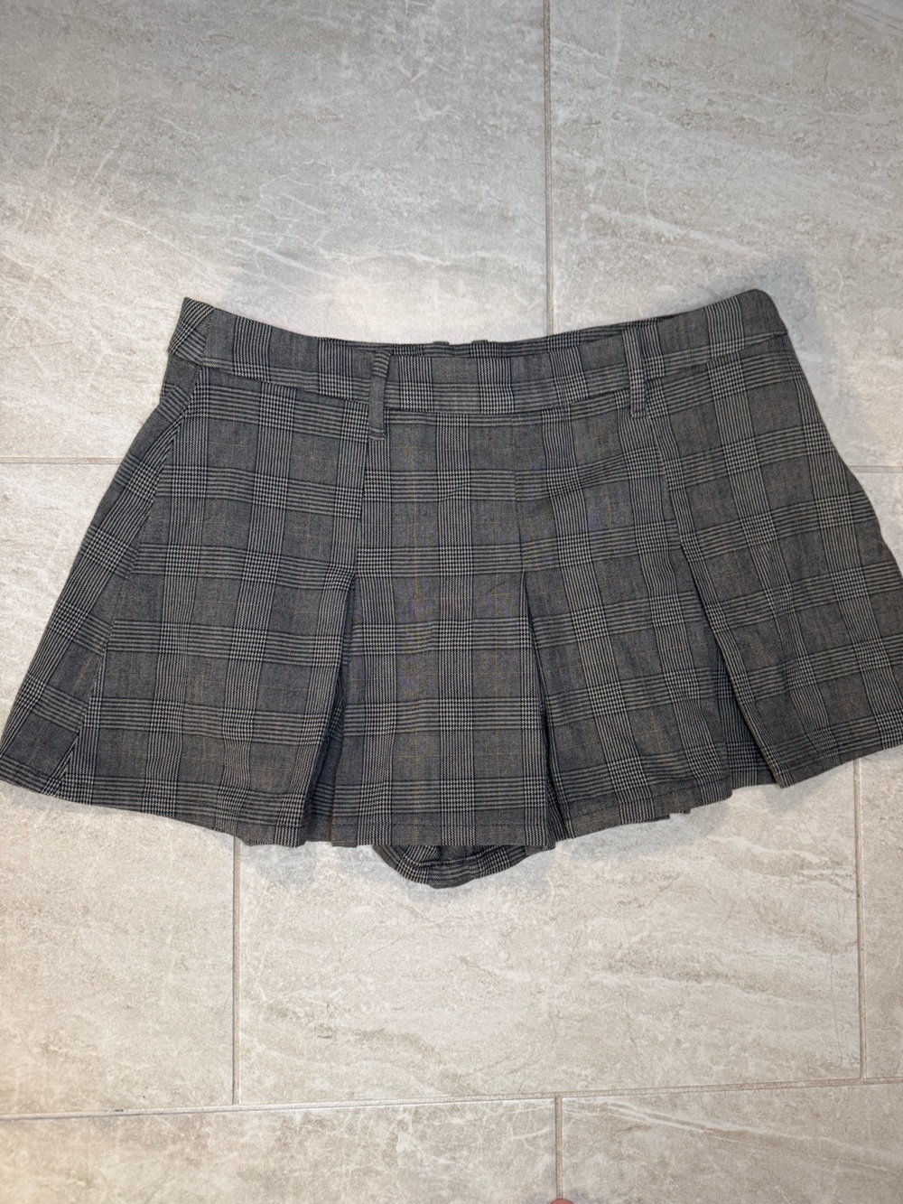 American Eagle Outfitters Black and Gray Plaid Pleated Mini Skort